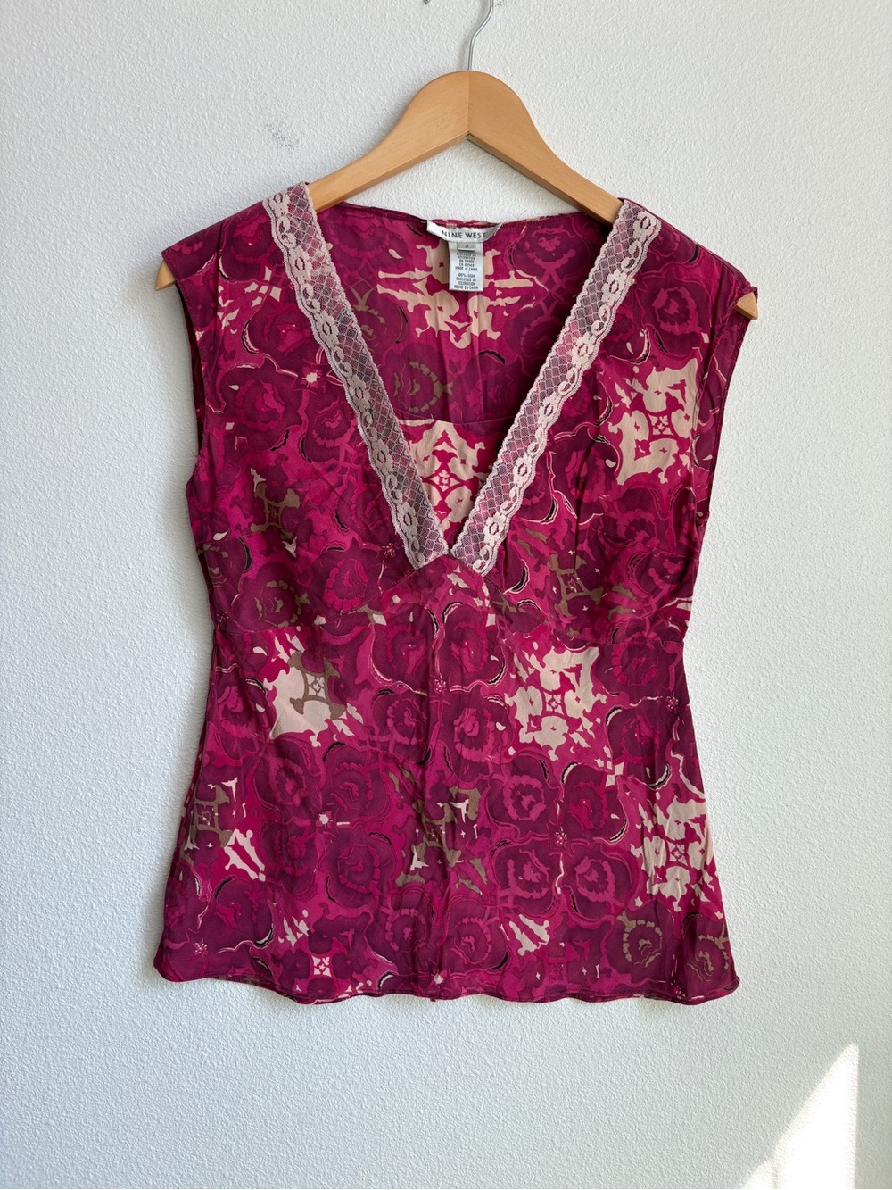 Nine West Magenta Abstract 100% Silk Lace Trim V-Neck Sleeveless Blouse Size 2